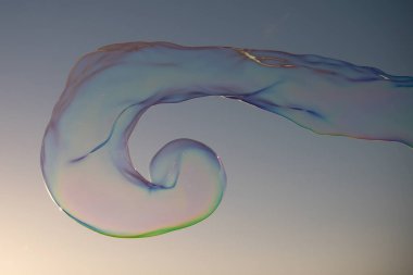 Kocaman kabarcıklar. Havaya büyük sabun köpükleri salıyor. Özgürlük, yaz kavramları