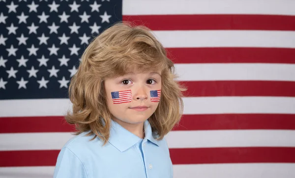 Tag Der Freiheit Und Unabhängigkeit Junge Mit Amerikanischer Flagge Unabhängigkeitstag — Stockfoto
