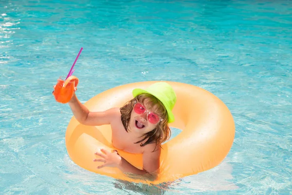 Bambino Spruzzi Piscina Stile Vita Sano Attivo Nuotare Attività Sportive — Foto Stock