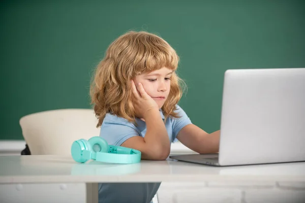 学校のノートパソコンを使っている子供 子供の概念 — ストック写真
