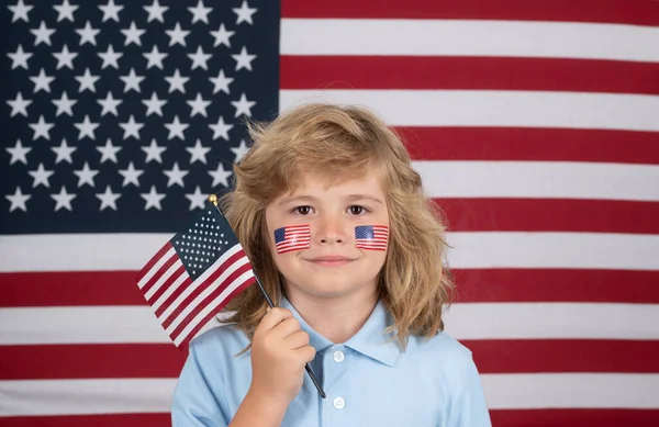7月4日 孩子们庆祝独立日 美利坚合众国的概念 拿着美国国旗的孩子自由和独立日 — 图库照片