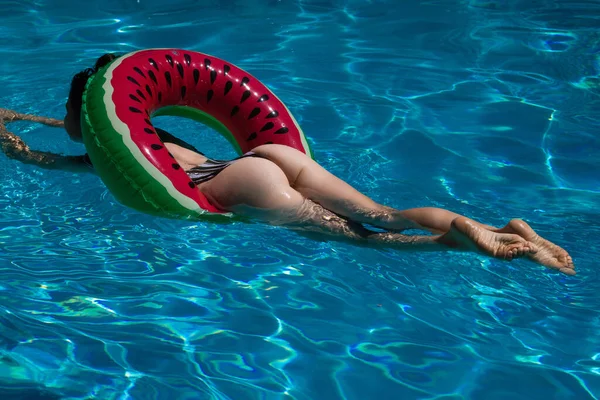 Sexy Fille Posant Bord Piscine Avec Bikini — Photo