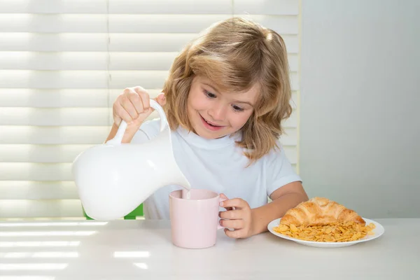 Pretten Dziecko Wylewa Całe Mleko Krowie Dzieciak Posiłek Zdrowe Odżywianie — Zdjęcie stockowe