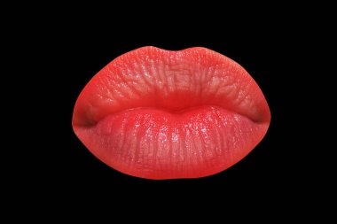 Kadınların dudakları öpüşür, siyah arka planda izole bir şekilde kapanır. İzole edilmiş ağız.