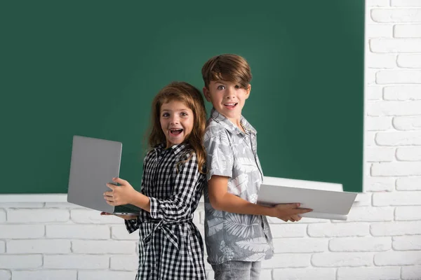 Παιδιά Αγόρι Και Κορίτσι Φορητό Υπολογιστή Και Βιβλίο Στο Σχολείο — Φωτογραφία Αρχείου