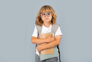 Tecrit edilmiş bir geçmişi olan okul çocuğu. Çocuklar için eğitim, öğrenim ve bilgi