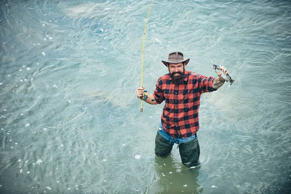 Hombre Con Caña Pescar Pescadores Agua Río Aire Libre Pasatiempo — Foto de Stock