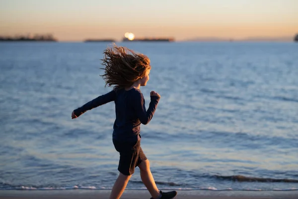 Glückliches Kind Das Meeresstrand Läuft Lustige Jungen Laufen Entlang Der — Stockfoto