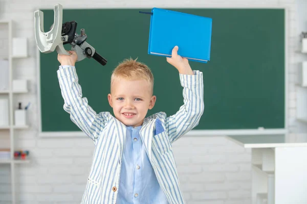 Lenyűgöző Iskolás Fiú Mikroszkóppal Könyvvel Siker Motiváció Győztes Koncepció Kisiskolás — Stock Fotó