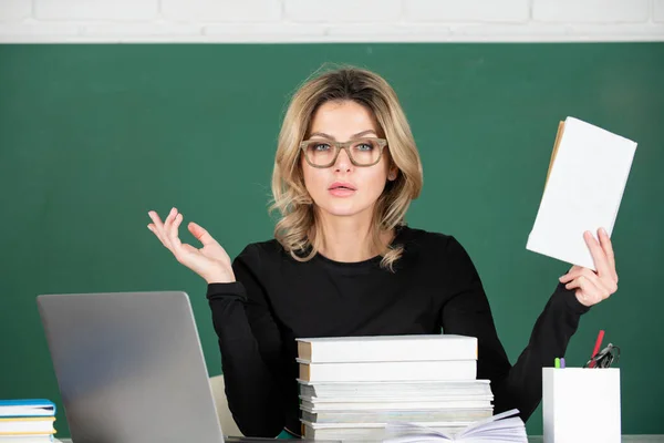 Portrait Rapproché Jeune Professeur Sexy Tutrice Travaillant Table Collège Lycée — Photo