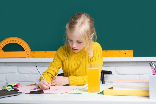 Vissza Suliba Aranyos Diáklány Rajzol Asztalnál Gyerek Osztályteremben Táblával Háttérben — Stock Fotó