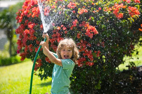 Pequeño Jardinero Niño Ayudando Regar Flores Con Manguera Jardín Jardín —  Fotos de Stock