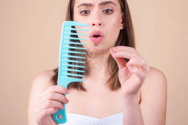 Žena Problémy Vlasy Žena Tváří Šokovaně Nad Svými Ztracenými Vlasy — Stock fotografie