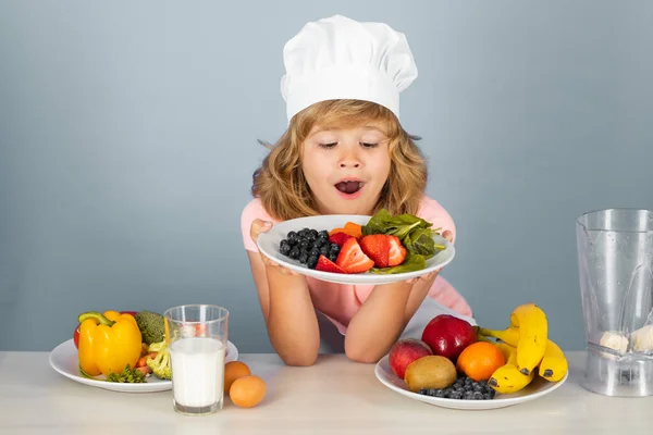 Ενθουσιασμένος Αστείος Μάγειρας Κρατήσει Πιάτο Φρούτα Παιδί Καπέλο Σεφ Και — Φωτογραφία Αρχείου