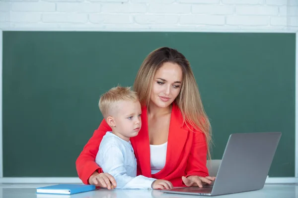 Mother Son Learning Teacher Helping School Child Class School Little — Stockfoto