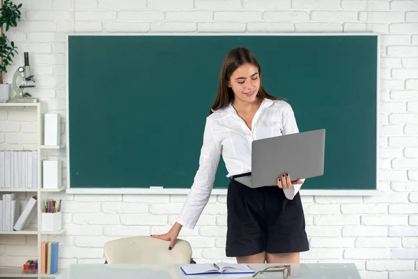 Estudante Focado Jovem Mulher Online Assistindo Webinar Laptop Ouvindo Curso — Fotografia de Stock