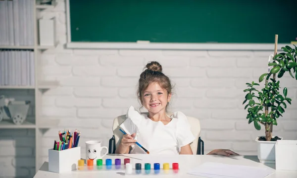 可爱的小女孩画与油漆的颜色和刷子 在学校上课 幼儿早期艺术和手工艺教育 — 图库照片