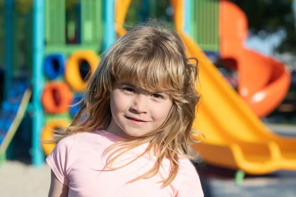 Ritratto Emotivo Bambino Nel Parco Giochi Attività Bambini All Aperto — Foto Stock