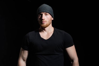 Siyah üzerine yakışıklı bir adamın portresi. Kendine güvenen ve zalim bir adam.