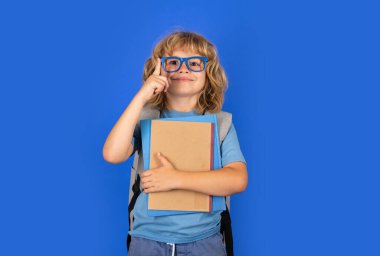 Sırt çantalı okul çocuğu rehberi. Tecrit edilmiş stüdyo geçmişi olan okul çocukları. Düşünen çocuklar, düşünceli okul çocukları, zeki, zeki, komik inekler