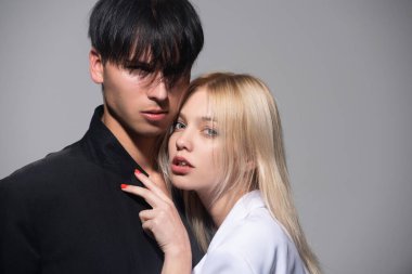 Genç aşık bir çift birlikte zaman geçirir. Erkeğin kucaklaşması ve şehvetli bir kadını öpmesi. Genç adam ve sarışın kadın yakınlaşıyor. Gençlik, aşk ve yaşam tarzı konsepti