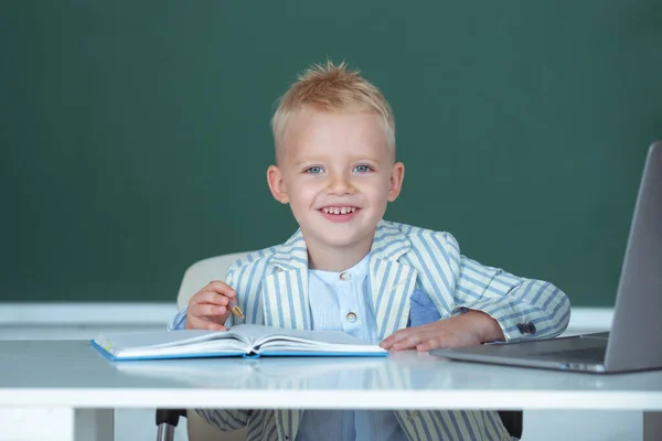 Psaní Dětí Třídě Školní Student Učit Lekce Sedí Stole Studium — Stock fotografie