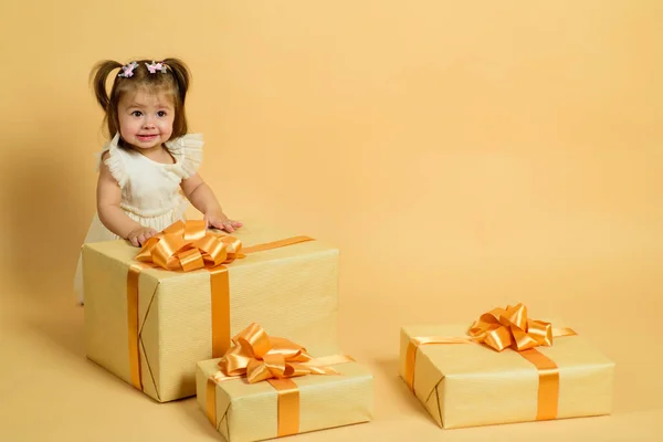 Caby Παιδί Δώρο Γιορτάζει Χριστούγεννα Τις Διακοπές Της Πρωτοχρονιάς Γενέθλια — Φωτογραφία Αρχείου
