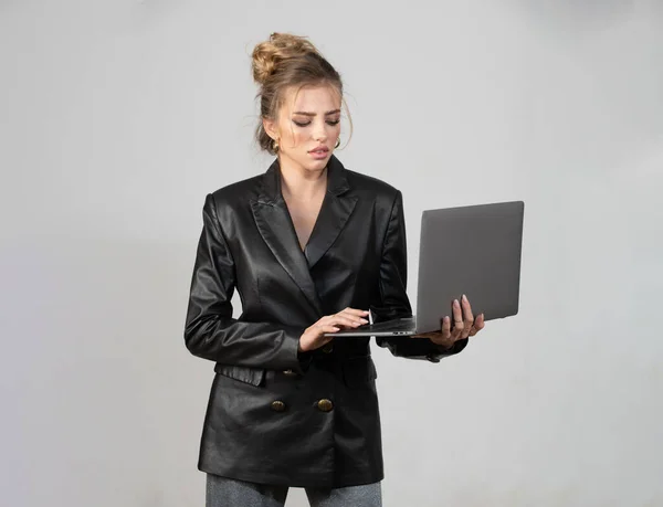 Sexy Mulher Séria Usando Computador Portátil Sobre Fundo Isolado — Fotografia de Stock