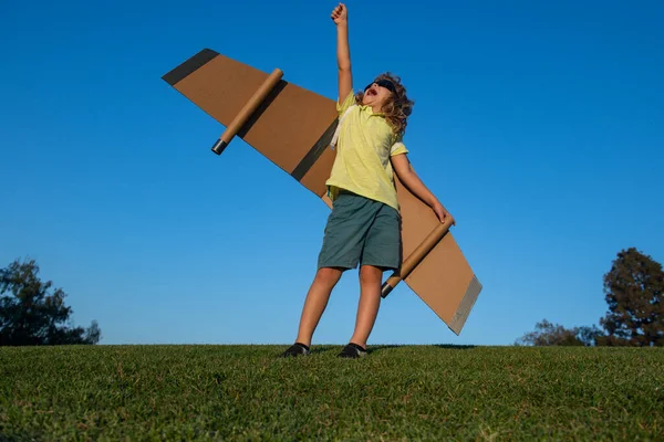 Junge Spielt Und Träumt Von Sommerferien Und Reisen Fantasie Und — Stockfoto