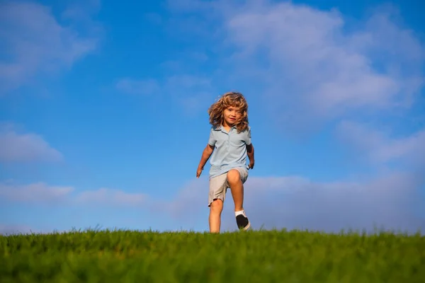 Chłopiec Biegający Łące Szczęśliwy Dzieciak Biegnie Pięknym Letnim Polu — Zdjęcie stockowe