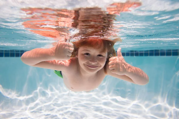 Dziecko Pływa Pod Wodą Morzu Dzieciak Pływa Pod Wodą Szczęśliwy — Zdjęcie stockowe