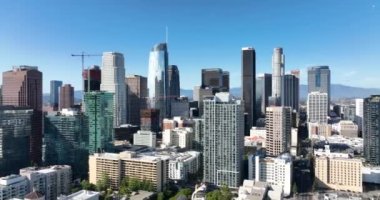 Los Angeles demek. Los Angeles şehir merkezine insansız hava aracı ile uç. Amerikan megalopolisi, iş merkezi. Los Angeles, CA, ABD, 10 Mayıs 2022