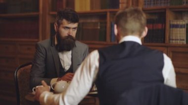 İş toplantısı. Kütüphanedeki kitaplığın yanında insan zekası konuşuyor. Profesör ve öğrenci kütüphanede tartışıyorlar. Bilim adamları konuşuyor. Eski kütüphanede saygıdeğer bir genç adam.