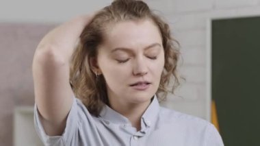 Sınıftaki yorgun öğretmen kadına yaklaşın. Öğrenme konsepti. Okuldaki komik öğretmen.