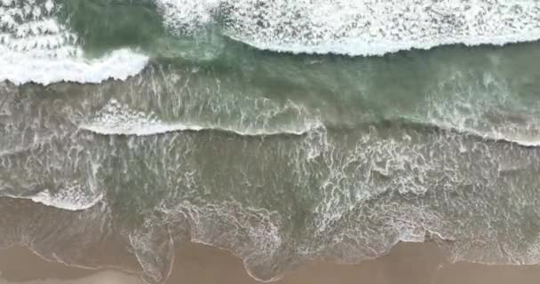 空中俯瞰海浪 大西洋海滩 水的质感海水波涛的俯瞰 — 图库视频影像