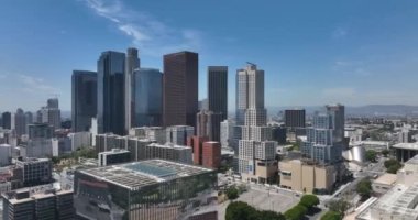 Los Angeles demek. Los Angeles şehir merkezine insansız hava aracı ile uç. Modern bina, şehir manzarasında gökdelen. Los Angeles, CA, ABD, 10 Mayıs 2022