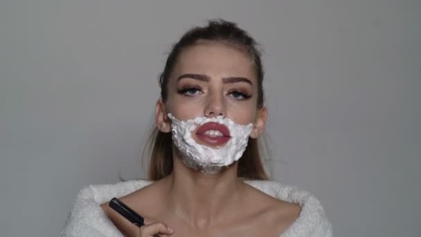 Sensual Woman Shaving Her Face Razor Trans Gender Concept Pretty — ストック動画
