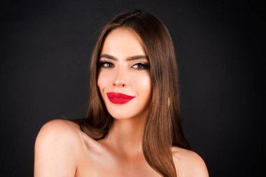 Gülümseyen kadın. Gülümseyen mutlu kızın portresi. Gülümseyen neşeli, genç ve güzel bir kız. Stüdyonun arka planında. Duygusal kız.