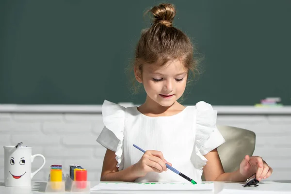 Küçük Kızlar Okulda Renkli Resimler Çiziyorlar Kalem Kalemleriyle Çocukları Resmetmek — Stok fotoğraf