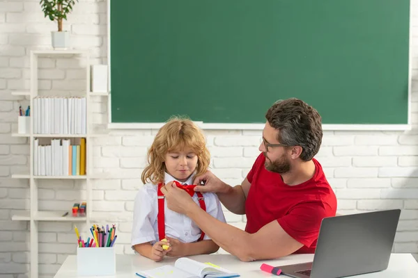 Elementary School Boy Classroom Lesson Teacher Explaining Pupil Teacher Child — 스톡 사진