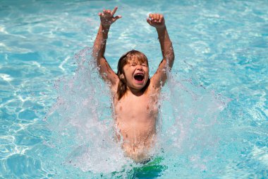 Havuzdaki heyecanlı çocuk. Çocuk su havuzunda yüzüyor. Yaz çocuk aktiviteleri, su sporları