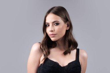 Güzel moda portresi. Güzel esmer kadın yüzü parfüm reklamı için. Değiştirilmemiş filtre yok