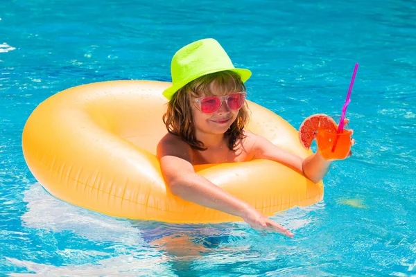 Cocktail Piscina Bambino Riposo Piscina Con Una Bevanda Frutto Vacanze — Foto Stock