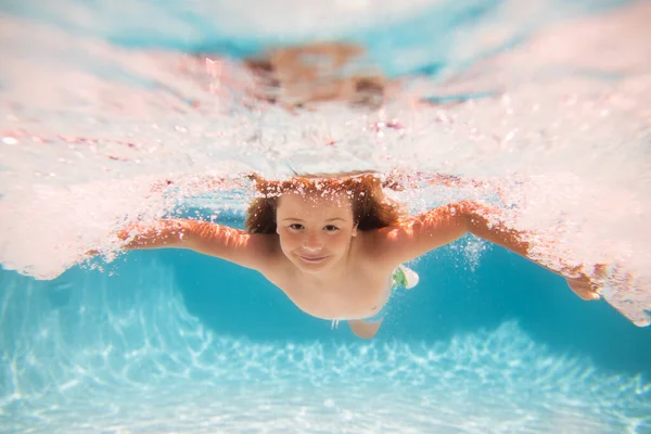 Dziecko Pływa Pod Wodą Morzu Dzieciak Pływa Pod Wodą Szczęśliwy — Zdjęcie stockowe