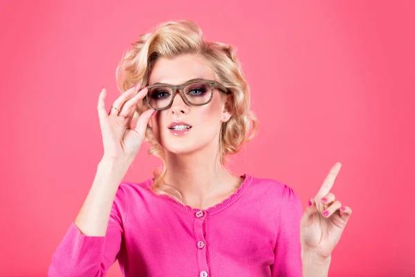 Seksowna Kobieta Freelancer Lub Sekretarka Nosząca Okulary Odizolowana Jasnoróżowym Tle — Zdjęcie stockowe