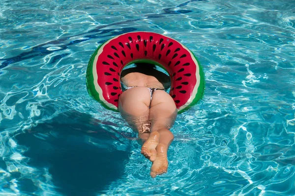 Жінка Басейні Довгими Ногами Сексуальними Сідницями Воду Прекрасна Розкішна Модель — стокове фото