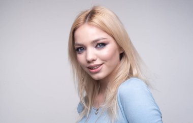 Mavi gözlü, güzel, şehvetli bir kadın. Seksi dudaklı kadın. Mutlu genç bir kadının portresi. Doğal ciltli güzel bir kadın. Sağlıklı, değişmemiş bir ten.