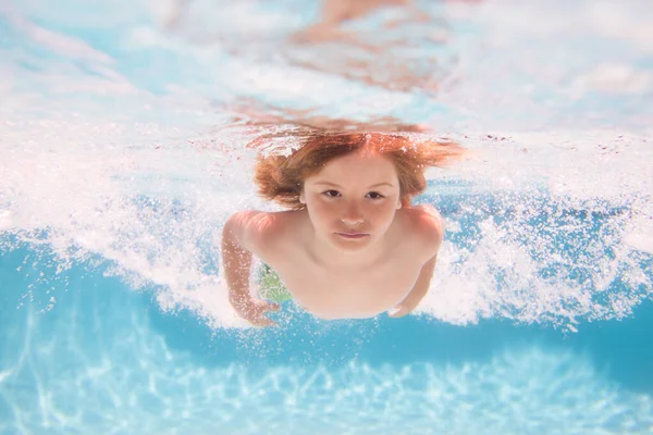 Ένα Παιδί Κολυμπάει Κάτω Από Την Πισίνα Γαλάζια Νερά Παιδί — Φωτογραφία Αρχείου