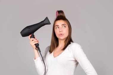 Saç kurutma makineli komik kadın. Düz saçlı, saç kurutma makinesi olan güzel bir kız. Saç stili, kuaförlük konsepti