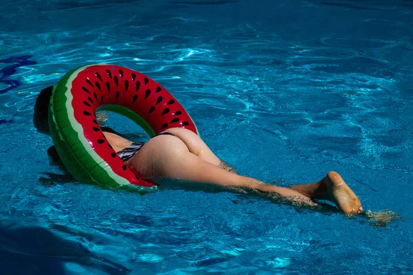 Schöne Frau Beine Sonnenbaden Der Nähe Von Schwimmbad Sommerferien Schöne — Stockfoto